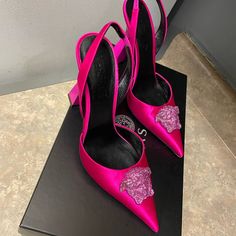 Versace Le Medusa Slingback Pumps In Very Good Condition Versace Pumps, Versace Pink, Versace Shoes, Slingback Pump, Shoes Women Heels, Versace, Shoes Heels, Art Painting, Pumps