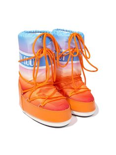 orange/multicolour slip-on style front lace-up fastening top drawstring fastening padded design water-repellent finish logo-tape detailing logo print to the side round toe flat rubber sole Ski Illustration, Princess Toys, Dress With Jean Jacket, Moon Boot, Detailing Logo, Kawaii Shoes, Oc Inspo, Funky Shoes, Baby Boy Accessories