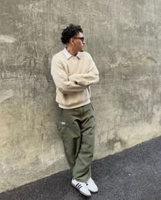 Fall Inspo Men, Mens Outfit Inspo Fall, Outfit Inspo Fall Men, Mens Fall Streetwear, Comfy Streetwear Outfits, Samba Outfit Men, Adidas Samba Outfit Mens, Green Cargo Pants Outfit, Cargo Pants Outfit Men