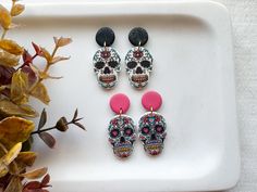 If you're looking for the perfect earrings, then these beautiful skull earrings are about to make your day!  Our acrylic earrings are handmade, lightweight, hypoallergenic, and absolutely beautiful and unique Whether you're looking for everyday earrings, a gift for a friend, or treating yourself, we've got you covered. << PROCESS >> Every piece is slow-made by hand with love in my little studio in Arizona. Please mind the handmade nature of all my jewelry, slight variations may occur compared to the pictures.  « MATERIAL » - acrylic  - Stainless steel hypoallergenic earring posts  « SHIPPING »  All earrings and accessories are ready to ship within 3-5 business days but may vary due to weekends and holidays. I don't accept returns or exchanges but feel free to contact me if you have any pro Handmade Skull Earrings For Day Of The Dead, Clay Sugar Skull, Halloween Clay Earrings, Mexican Skull, Sugar Skull Earrings, Halloween Clay, Mexican Skulls, Earrings Halloween, Skull Earrings