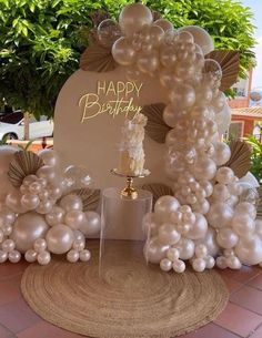 balloons are arranged in the shape of an arch