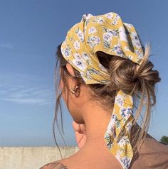 Bandana hairstyles look chic and are perfect for hiding greasy hair. Inside, find 32 chic bandana hairstyles to try. Braided Scarf, Hair Scarf Styles, Bandana Styles, Greasy Hair Hairstyles, Hairstyle Look, Bandana Hairstyles, Pretty Hair, Summer 24, Summer Fits