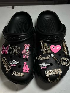 Cute Crocs Jibbitz Ideas, Cute Black Crocs, Black Crocs With Charms, Black Crocs Aesthetic, Black Crocs With Jibbitz, Crocs Designer, Jibbitz Crocs Ideas, Blinged Out Crocs, Designed Crocs