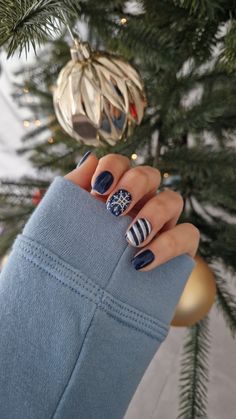 Dark Winter Nails Acrylic, Dark Blue Winter Nails Snowflakes, Super Short Winter Nails, Winter Blue Nails Short, Simple Christmas Nails Dip Powder, Dark Winter Nails Short, Dark Blue Nails Winter, Christmas Nails Navy Blue, Dark Christmas Nails Short