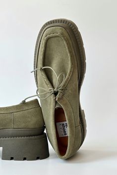 Shoes with a raw seam in the front on a massive sole.  The khaki top of the shoes is made of suede, which adds charisma to the pair.  The front has a raw seam, made by hand.  Only two lace holes for quick lacing. Owners of a high rise will feel comfortable adjusting the pair along the rise. The massive beige sole echoes the upper. The sole has a protector. The sole made of thermoplastic rubber is not light.  This model is available for customization in another upper and sole color. *undersized. When choosing a size, we recommend that you refer to the size chart. PRODUCT INFORMATION Upper: suede Lining: leather Details: quick lacing Sole: thermoplastic rubber Color: khaki To see more women shoes click: https://www.etsy.com/shop/TeShoes?ref=seller-platform-mcnav&section_id=32064559 CUSTOMIZA Vintage Platform Shoes, Oxford Shoes Women, Mod Shoes, Suede Shoes Women, Flat Shoes For Women, Autumn Shoes, Custom Boots, Personalized Shoes, Shoes Vintage