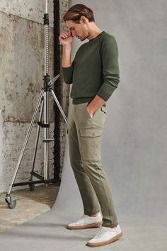 Green Jeans Outfit Men, Green Cargo Pants Outfit Street Style, Green Cargo Pants Outfit Men, Olive Green Cargo Pants Outfit, Green Outfit Men, Army Green Pants Outfit, Winter Friday, Olive Green Pants Outfit, Green Cargo Pants Outfit