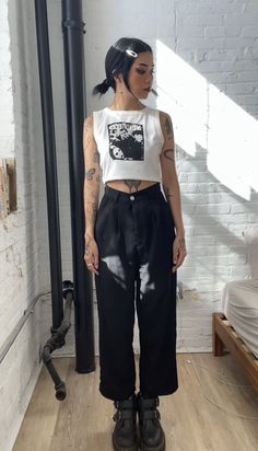 V Pants Outfit, Crewneck With Dress Outfit, Grunge Outfits Women Summer, Elevated Emo Outfits, Masculine Fits Aesthetic, Winter Complexion Outfits, Alt First Date Outfit, Indie Sleeve Aesthetic, Wide Hip Outfits