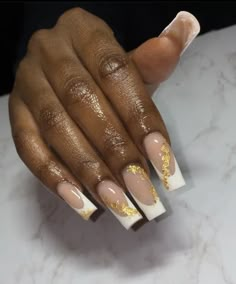 White Nails With Designs Glitter Classy, Gold Flake Nails French Tip, Gold Flake French Nails, White French Tip Nails With Gold Flakes, French Nails With Gold Flakes, White And Gold Nail Inspo Acrylic, White Gold Foil Nails, French Tip Nails With Gold Flakes, French Nails With Gold Glitter