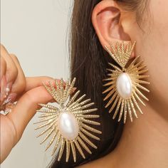 Zara “Radiance” Gold Heart Crown Sunburst Beam Ray With Large Pearls Regal Royal Statement Stud Post Dangle Earrings. These Striking Statement Earrings Will Truly Make You Feel Like A Queen Featuring Crowns With Sunburst Rays Affixed To The Lobe And A Large Abstract Textured Central Heart With Large White Oval Pearls And Gold Sunbeams Radiating From It Beneath The Crown. The Heart Is Exploding With Light. Add “Warmth” To Your Outfit! Surprisingly Very Lightweight (Single Earring Weighs 0.2 Oz/6 Flashy Earrings, Long Crystal Earrings, Pearl Pendant Earrings, Geometric Statement Earrings, Embellished Fashion, Exotic Jewelry, Heart Crown, Horse Earrings, Pearl Decor