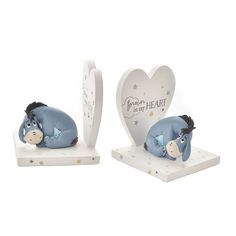 two small figurines are placed next to each other in the shape of a heart