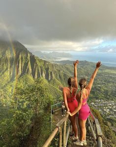 photo idea, candid photo idea, hawaii, hike, fitness, vacation Hawaii Photo Inspiration, Pics In Hawaii, Pics To Take In Hawaii, Tropical Hike Outfit, Poses For Hawaii, Hawaii Photo Inspo Instagram, Hawaii Pictures Aesthetic, Hawaii Hike Outfit