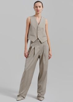 Classic Sleeveless Spring Suits, Spring Tailored Sleeveless Suit, Spring Semi-formal Vest With Hidden Button Closure, Formal Spring Vest With Welt Pockets, Tailored Workwear Vest With Pockets, Tailored Linen Vest For Spring, Tailored Linen Spring Vest, Beige Single Breasted Vest For Work, Single Breasted Beige Vest For Workwear