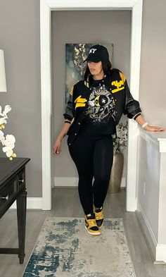 Black And Yellow Sneakers Outfit, Yellow Dunks Outfit Woman, Black And Yellow Dunks Outfit, Outfits With Yellow Dunks, Steelers Outfit Woman, Pittsburgh Steelers Outfits For Women, Winter Hat Outfit, Dunk Outfits, Dunks Outfit