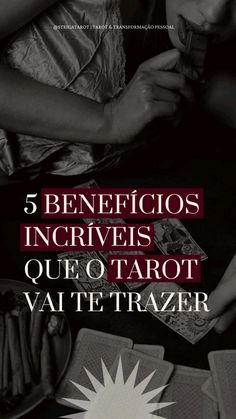 a woman sitting at a table with cards in front of her and the words 5 benefios incrives que o tarot vaite trazr