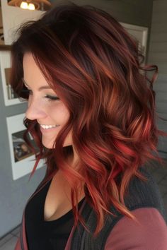 35+ Gorgeous Ways To Wear Red Highlights in Brown Hair - Flo's Blog Copper Hair With Red Highlights, Brunette With Red Highlights, Brownish Red Hair, Red Highlights In Brown Hair, Strawberry Blonde Highlights, Beauty Hair Color, Chocolate Brown Hair, Bright Red Hair