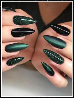 Explore the Most Beautiful Green Nail Art Collection for a Fresh and Unique Look Green Nail Designs, Makijaż Smokey Eye, Nails Prom, Black Nail, Dark Nails