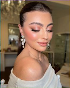 Discover 29 wedding makeup ideas perfect for brides with brown, blue, and green eyes. Explore natural, soft glam, and full glam looks that complement every skin tone, including dark and brown skin. Get inspired by world styles and seasonal trends, with makeup ideas for Asian brides, blue eyes with blonde or brunette hair, and green eyes. Achieve a clean, natural glow or opt for a bold red lip. Find your perfect bridal makeup style. Gorgeous Bridal Makeup, Wedding Hairstyles And Makeup, Glam Wedding Makeup, Day Makeup Looks, Celebrity Makeup Looks, Bridal Makeup Natural, Wedding Day Makeup, Color Skin, Fall Makeup Looks