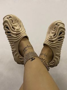 Hollow-Out EVA Slides – zierashop Luxury Robes, High Heels Black, Fab Shoes, Custom Made Clothing, Sneaker Slippers, Activewear Fashion, Lingerie Accessories