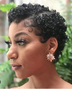 Pretty Curls, Short Natural Curly Hair, Natural Hair Short Cuts, Cut Life, Short Hair Undercut, Mixed Hair, Black Curly Hair, Hair Laid