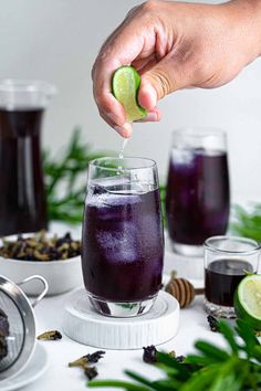 lime being squeezed into a glass of iced butterfly pea tea Porch Drinks, Butterfly Pea Flowers, Flower Recipes, Herbal Drink, How To Make Butterfly, Edible Flowers Recipes, Butterfly Pea Tea, Butterfly Pea Flower Tea, Seasonal Eating