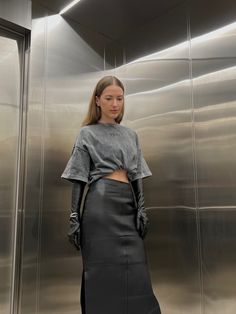 Opera Gloves Street Style, Outfits With Long Gloves, Long Leather Gloves Outfit, Leather Outfit Photoshoot, Long Gloves Outfit, Outfit Campus, Gloves Outfit, Paris Outfits, Event Outfit