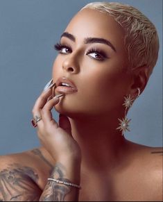 Short Platinum Blonde Hair, Dag Make Up, Elegantes Makeup, Mekap Mata, 20 Makeup, Flot Makeup, Natural Hair Short Cuts, Bald Hair, Short Sassy Hair