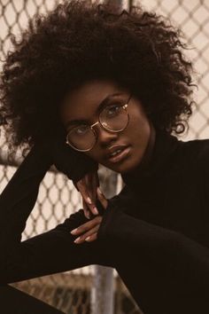 Curly Hair And Glasses, Hair And Glasses, Black Turtle Neck, 얼�굴 그리기, Afrikaanse Mode, Photographie Portrait Inspiration, Photography Inspiration Portrait, American Woman, 영감을 주는 캐릭터