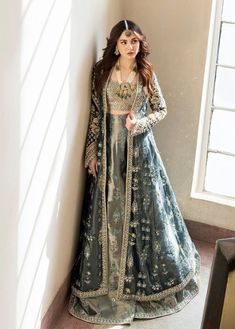 Pakistani Wedding Dress in Jacket and Sharara Style Winter Wedding Guest Outfit Indian, Green Sabyasachi Lehenga, Velvet Choli, Green Lehenga Choli, Baju Kahwin, Simple Lehenga, Mehendi Outfits, Wedding Lehenga Designs, Lengha Choli