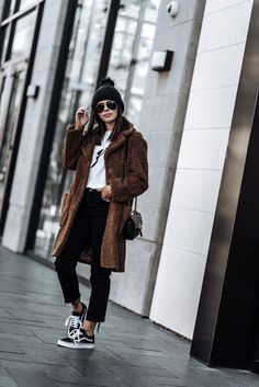 Old Skool Outfit, Closet Minimalista, Black Vans Outfit, Tenis Vans, Vans Outfit, Houston Fashion, Street Style 2017, Coat Trends, Vans Style