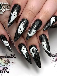 long stiletto glittery black nails with ghost design Ghost Fingernails, Holoween Nail Idea, Halloween Nail Designs Stiletto, Halloween Stiletto Nails Design, Black Ghost Nails, Pagan Nails, Nail Ghost, Black And White Halloween Nails, Ghost Mermaid