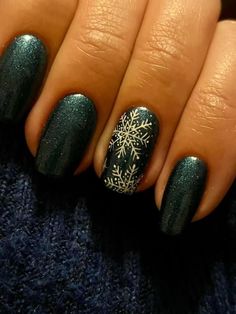 Navy Blue Xmas Nails, Christmas Nails Dark Blue, Blue Nails With Snowflakes, Nails With Snowflakes, Blue Christmas Nails, Snowflake Nail Design, Snowflakes Design