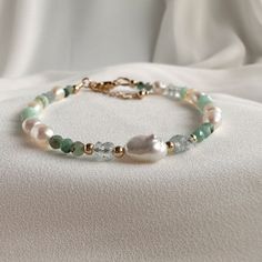 14k gold filled gemstone and pearl bead bracelet dainty - Etsy Канада Pearl Bead Bracelet, Gift Idea For Mom, Pearl Birthstone, Green Beaded Bracelets, Gold Bond, Bracelet Dainty, Small Jewelry Box, Gemstone Beaded Bracelets, Small Jewelry