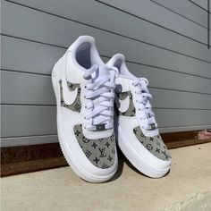 From One Twelves Authentic Louis Vuitton Material Worn A Handful Of Times And In Excellent Condition Does Not Come With Original Box Nike Louis Vuitton, Custom Air Force 1, Nike Air Force Ones, Air Force Ones, Authentic Louis Vuitton, White Nikes, Air Force 1, Vintage Shoes, Nike Air Force