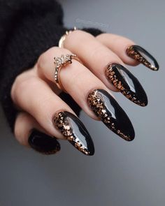 *not my nails* Black And Gold Flake Nails, Black And Gold Nail Designs, Black And Gold Nails, Sophisticated Nails, Year Nails, Nye Nails, Revel Nail, Gold Nail Designs