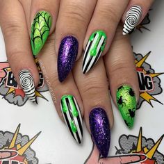 Like Green Halloween Nails, Beatle Juice Nail Art, Gothic Nails Coffin, Joker Nails Designs, Halloween Stilleto Nails, Tim Burton Nail Art, Unique Halloween Nails, Beetle Juice Nails, Toenail Colors