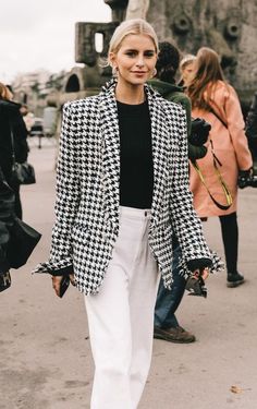 Parisian Winter Style, Blazer Outfits Street Style, Style Parisienne, Moda Paris, Winter Mode, Houndstooth Blazer, Style Noir, Street Style Inspiration