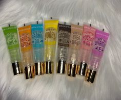 8 Broadway Lipglosses Mango Butter 🥭~ Helps hydrates and softens your lips.  Shea Butter~ Nourishing and Moisturizing for dry lips.  Vitamin E ~ Helps promote healthy lips, and also helps heals, contains extra vitamin E!  Rosehip Oil ~ Helps reduces fine lines and also contains Vitamin A!  Argan Oil ~ Moisturizes, Protect, and Heals! Also contains Vitamin E!  Coconut Oil 🥥~ Hydrates, Locks in moisture and Shine!   Honey 🍯~ Hydrating and Contains Multivitamins, helping with healthy lips!!  Mint Oil 🌱~ Nice cooling effect and helps soothes cracked lips!! Heart Lipgloss, Broadway Lipgloss, Lipgloss Collection, Lip Oils, Best Lip Gloss, Mint Oil, Lipgloss Lips, Healthy Lips