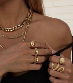 Rings Gothic, Chunky Gold Jewelry, Snake Rings, Nail Jewels, Bow Bracelet, Stacked Necklaces, Knuckle Ring, Jewelry Lookbook