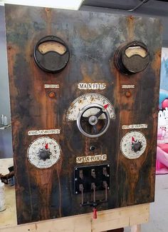 an old fashioned radio sitting on top of a wooden table