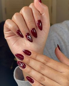 As the leaves begin to change and the air turns crisp, it’s the perfect time to refresh your nail game with some stunning, short fall nail designs. Fall is a season that brings with it a beautiful array of rich hues, cozy textures, and inspiring patterns that can be reflected in your manicure. From the deep reds and oranges of autumn foliage to the earthy browns and greens of the forest floor, this season is all about embracing nature’s beauty an Christmas Dark Red Nails, Merlot Nails Design, Nail Inspo Maroon, Kutek Maroon, Nail Art Red Wine, Burgundy Almond Nails Design, Nailart Merah Maroon, Nailart Maroon, Nail Art Merah