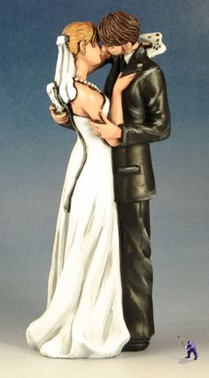 a figurine of a bride and groom kissing