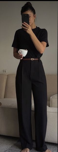 Business Casual Outfits White Sneakers, Classy Outfit Inspo Aesthetic, Work Outfits Women Trendy, Summer To Fall Work Outfits, Black On Black Work Outfits, Fall Outfits Women For Work, Casual Work Outfits Retail, Outfit Inspo Work Casual, Best Business Casual Outfits For Women