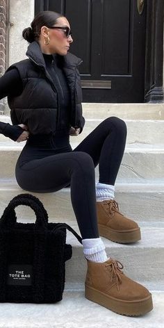 Discover cozy and stylish fall yoga pants outfits that are perfect for layering and cool-weather looks. Chique Outfit, Black Leggings Outfit, Leggings Outfits, Skandinavian Fashion, Winter Fashion Outfits Casual, Cold Outfits, Legging Outfits