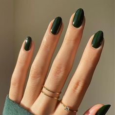 Holiday Nail Inspiration for Your Next Manicure - Jena Green Dark Green Nails, Casual Nails, Funky Nails, Chic Nails, Nail Kit, Green Nails, Almond Nails, Winter Nails