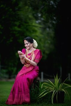 Wedding Saree Bridal Saree Poses Photoshoot Ideas, Bride Photoshoot Poses, Bride Stills, Photoshoot Poses Ideas, Saree Ceremony, Single Poses, Bride Groom Photoshoot, Cute Bride, Bride Saree