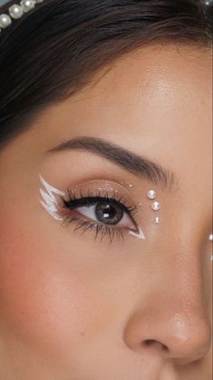 Angle Make Up Halloween, Angel Halloween Makeup Look, Angle Halloween Make Up Easy, Angel Hair Halloween, Cute Angel Makeup Halloween, White Witch Makeup Halloween, White Angel Makeup Halloween, Angel Costume Hair Ideas