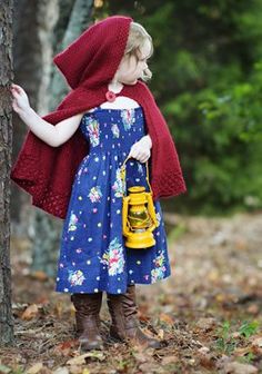 Free red riding hood cape pattern to knit Knitted Cape Pattern, Girls Cape, Children Style, Hood Girls, Hood Pattern, Cape Pattern, Fall Knitting, Red Cape, Knitted Cape