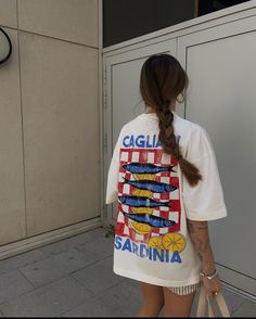 chloehayward_ on insta Chloe Hayward, Warm Weather Outfits, Pinterest Girls, Grunge Style, Summer Fashion Outfits, Sardinia, Beach Days, Oversized Tee, Spring Summer Outfits