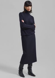 Color: Navy Heavyweight wool blend fabric Regular fit Midi length Back slit Concealed side seam zip closure Lined 50% Wool 50% Polyester Dry Clean By The Frankie Shop. Imported Midi Skirt Outfit Work, Navy Skirt Outfit, Maxi Skirt Work, Black Midi Skirt Outfit, Tzniut Fashion, Long Midi Skirt, Midi Skirt Outfit, The Frankie Shop, Skirts With Boots