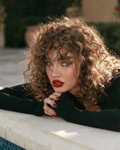 Medium Bob Layered Hairstyles, Curly Hair Salon, Medium Bob, Layered Hairstyles, Curly Hair Styles Easy, Best Skincare, Curly Hair Inspiration, Foto Poses, Beauty Shoot